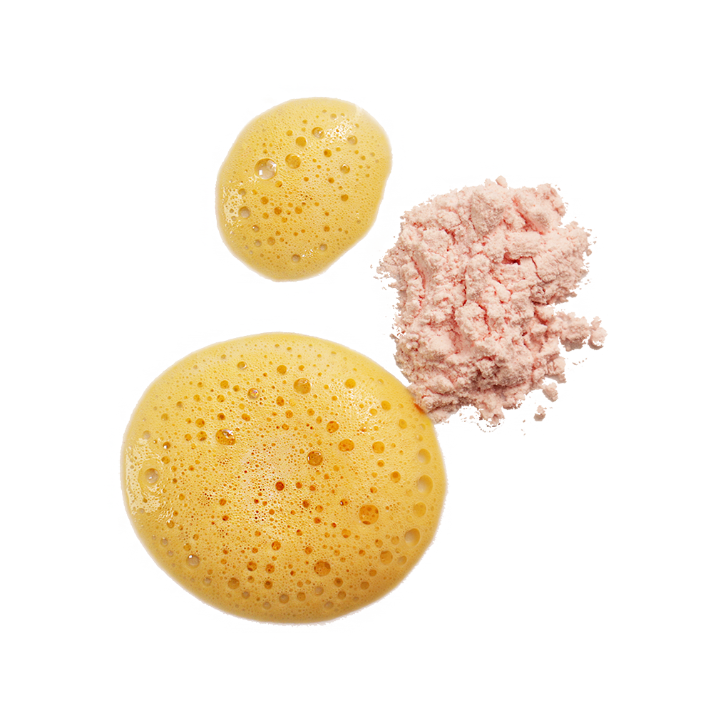 Gelber Enzym-Vitamin-C-Reiniger in flüssiger und pulverisierter Form auf transparentem Hintergrund.