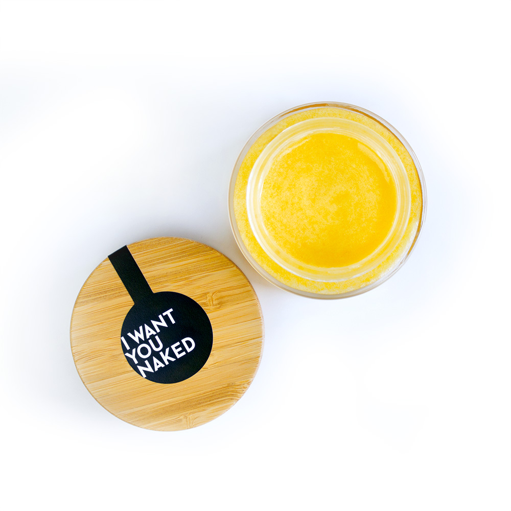 Peeling-Maske in einem Glasbehälter mit Holzdeckel, auf dem 'I WANT YOU NAKED' steht.