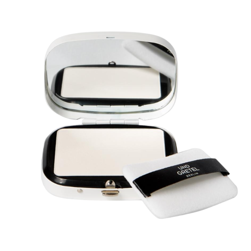 UND GRETEL ILGE Translucent Powder in weißer Dose mit Spiegel und Applikator.