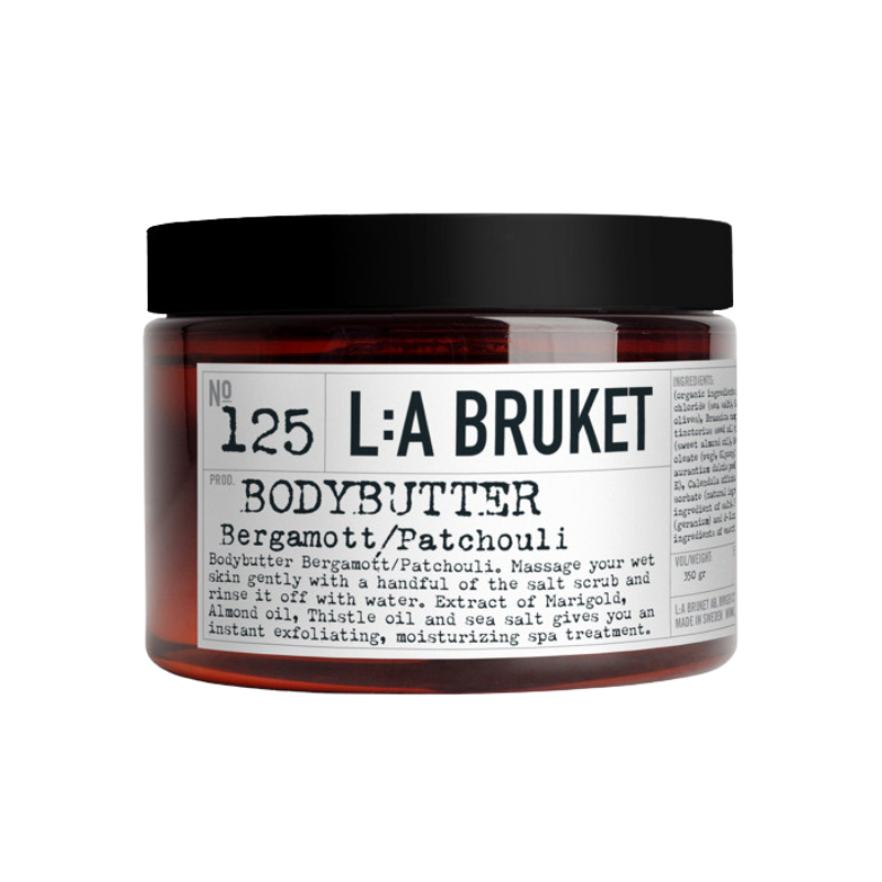 L:A Bruket No 125 Body Butter Bergamott/Patchouli in einem braunen Glasbehälter mit schwarzem Deckel und weißem Etikett.
