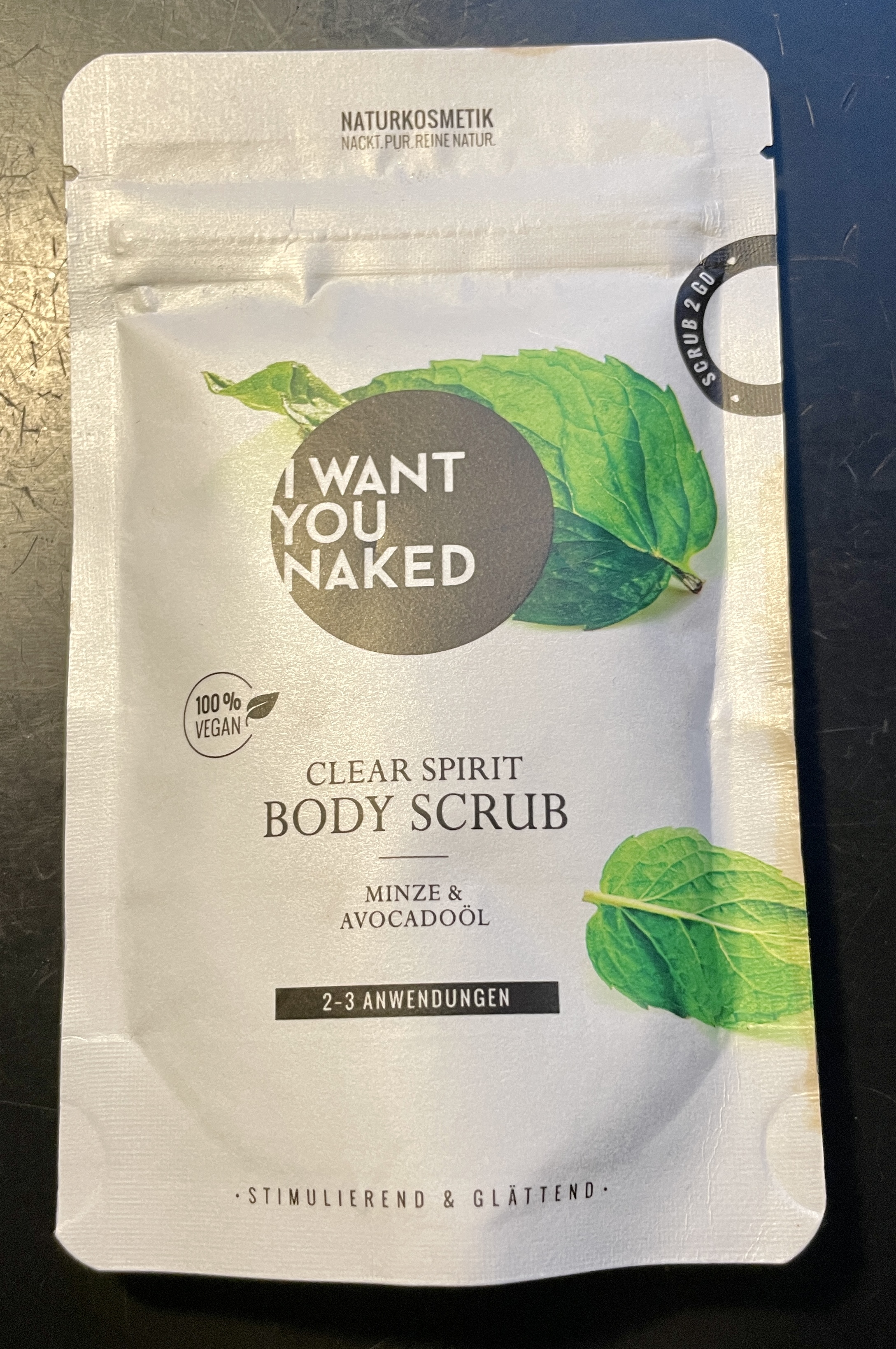 Verpackung des 'I Want You Naked' Clear Spirit Body Scrub mit Minze und Avocadoöl, 100% vegan, für 2-3 Anwendungen.